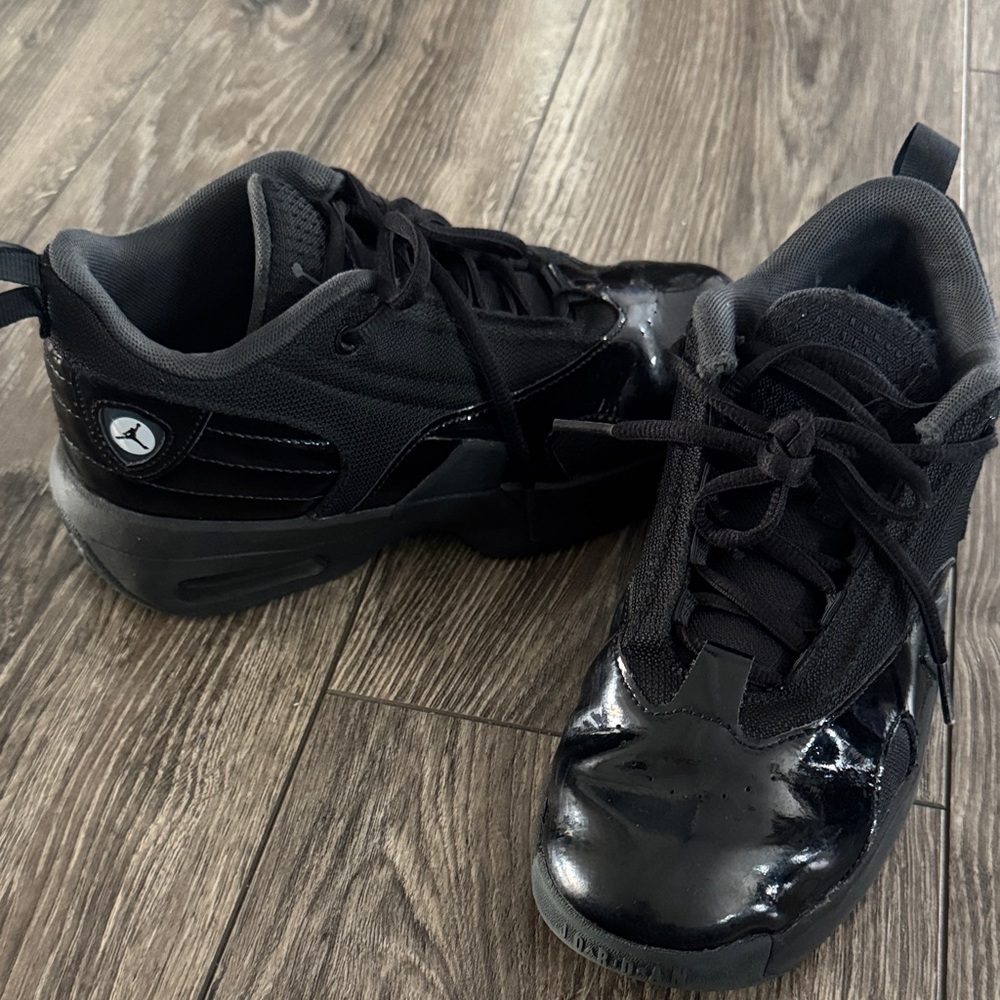 Boys Black Jordan’s - Picture 1 of 8